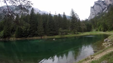 Time-lapse-En-Un-Lago-Llamado-El-Lago-Verde