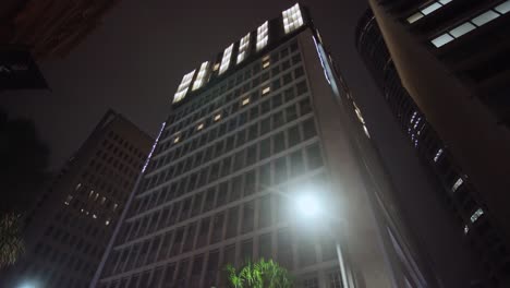 Paralaje-Suave-Alrededor-De-Un-Gran-Edificio-En-El-Centro-De-Sydney