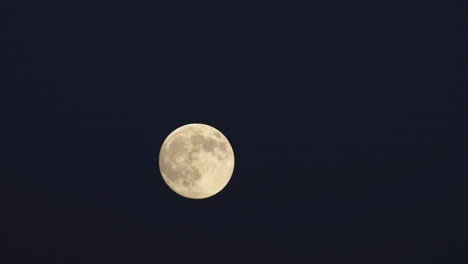 Full-moon-rising-over-dark-sky