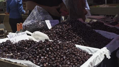 Frische-Schwarze-Oliven-Zum-Verkauf-Auf-Einem-Markt-In-Rethymnon,-Kreta,-Griechenland