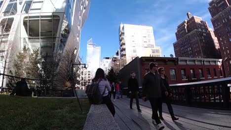 Eine-Aufnahme-Aus-Niedriger-Perspektive-Von-Leuten,-Die-Im-High-Line-Park-In-New-York-City-Spazieren-Gehen,-240 fps