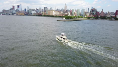 Drohne-Zoomt-Auf-Boot-Im-Hudson-River---New-York-City,-Midtown-Hintergrund