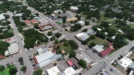 Este-Es-Un-Video-Aéreo-Que-Se-Eleva-Sobre-Johnson-City-En-Texas.