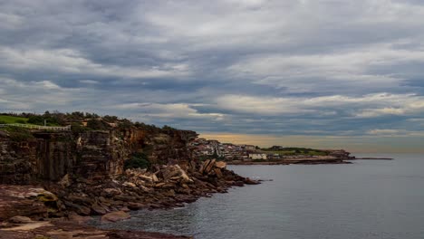 Zeitraffer-Von-Schnell-Ziehenden-Wolken-über-Hohen-Klippen-In-Der-Nähe-Von-Bondi