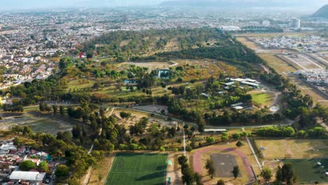 Aerial-view-of-the-beautiful-Metropolitan-Park-in-Guadalajara,-Jalisco,-Mexico