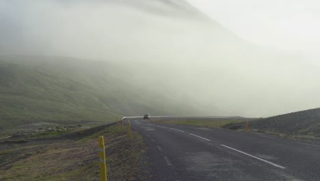 Conducción-De-Automóviles-En-La-Carretera-En-El-Norte-De-Islandia,-Amanecer-En-Duat-Durante-El-Verano