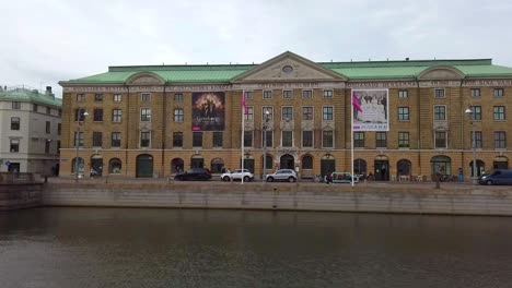 Gothenburg-City-Museum-on-other-side-of-canal,-side-dolly-hyper-lapse