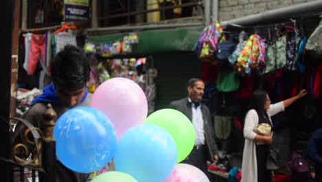 Un-Vendedor-De-Globos-Inflando-Los-Globos-Para-Venderlos-En-Las-Calles-De-Darjeeling