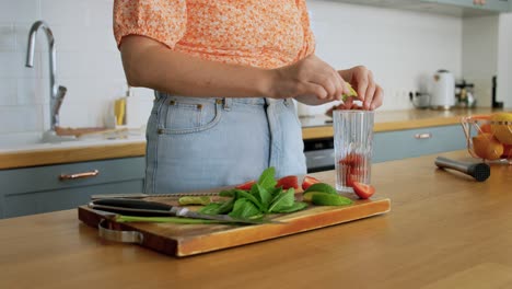 Frau,-Die-Zu-Hause-In-Der-Küche-Cocktails-Zubereitet.-Konzept-„Getränke-Und-Leute“:-Junge-Frau,-Die-Zu-Hause-In-Der-Küche-Einen-Erdbeer-Mojito-Cocktail-Zubereitet