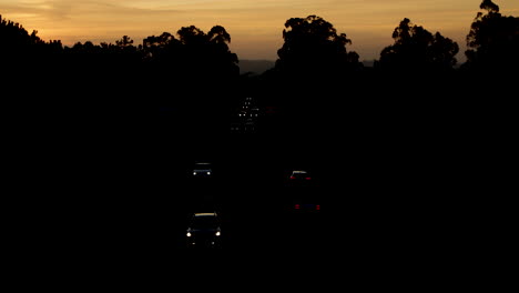 Las-Tranquilas-Carreteras-Con-Muchos-Vehículos-Circulando-Rodeadas-De-árboles-Y-Variedad-De-Plantas-Desde-El-Día-Hasta-La-Noche-En-Leiria---Time-Lapse