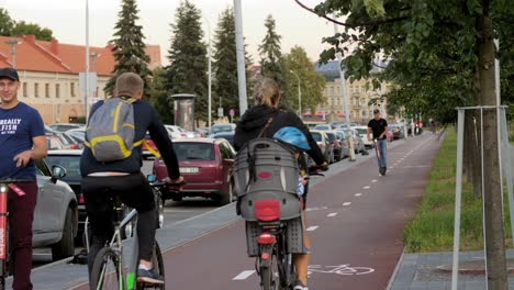 Personas-Que-Usan-Transporte-Ecológico-En-El-Parque-De-La-Ciudad