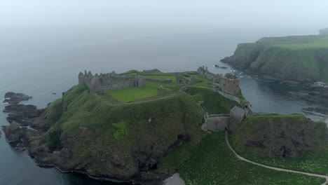 Eine-Luftaufnahme-Von-Dunnottar-Castle-An-Einem-Nebligen-Und-Bewölkten-Tag