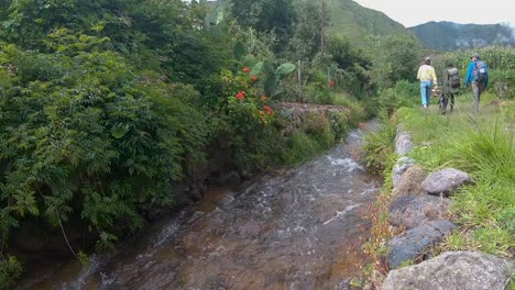 Wunderschöner-Wasserstrom-Im-Heiligen-Tal-Von-Cusco-Mit-Vorbeigehenden-Touristen