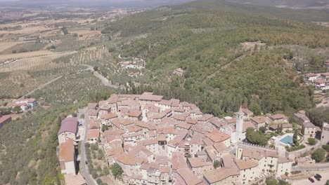 Vista-Aérea-Del-Castillo-En-El-Pueblo-De-Siena,-Toscana,-Italia