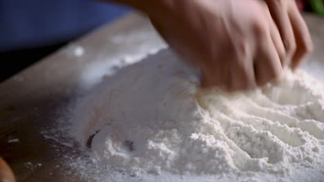 Hombres-Mezclando-Harina-De-Trigo-A-Mano-Y-Preparándose-Para-Hacer-Masa,-Chef-Preparando-Comida-Cruda-Para-Cocinar