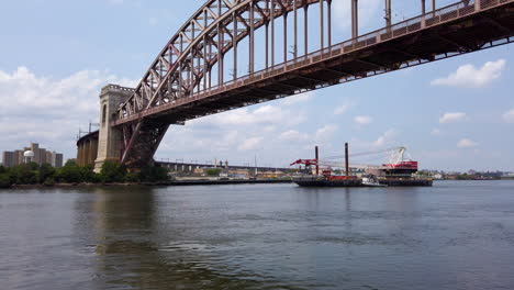 Barge-passing-beneath-Hell-Gate-Bridge-in-Astoria,-NY