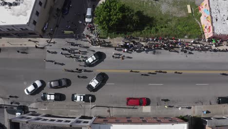 Los-Coches-De-Policía-Controlan-A-Los-Manifestantes-En-Roanoke,-Virginia,-Por-El-Ataque-Aéreo-De-George-Floyd