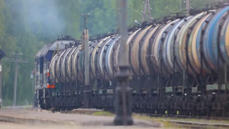 Ruedas-De-Tren-Y-Vagón-En-Movimiento-En-Primer-Plano