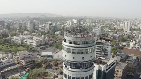 Imágenes-Aéreas-En-4K-De-Un-Dron-Que-Muestra-Un-Restaurante-Giratorio-Y-Un-Hotel-En-Jaipur,-India