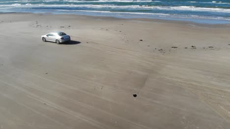 Un-Coche-Circulando-Por-La-Playa-De-Løkken