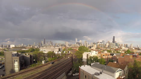 Video-En-Bucle-De-Un-Arcoíris-Que-Aparece-Y-Desaparece-En-El-Horizonte-De-Chicago