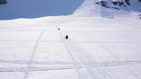 Vista-Aérea-Sobre-El-Paisaje-Montañoso-Nevado