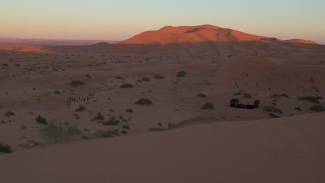 Sahara-Wüstencamp-Bei-Sonnenuntergang