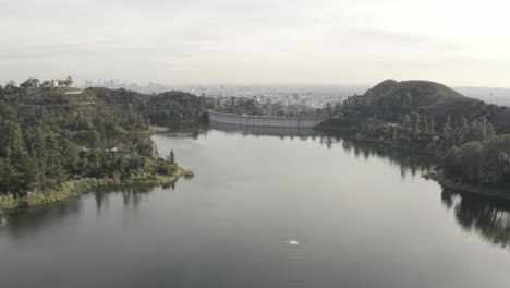 4K-flight-over-Hollywood-Reservoir-with-the-Hollywood-dam-and-downtown-Hollywood-in-the-background