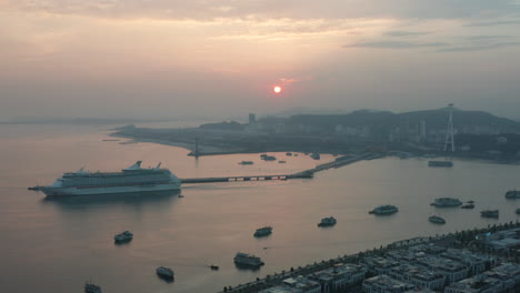 Crucero-Saliendo-Del-Puerto-De-La-Bahía-De-Ha-Long,-Vietnam