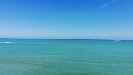 Er-Erhebt-Sich-Vom-Strand-Und-Bietet-Ausblick-Auf-Das-Blaue-Meer