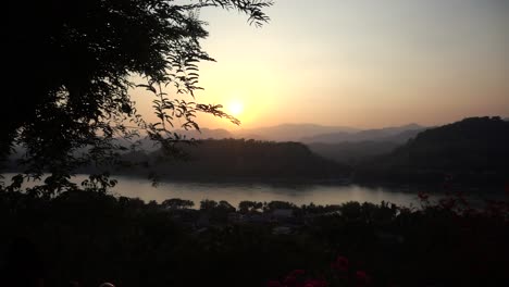 Zeitlupe-Des-Sonnenuntergangs-In-Luang-Prabang,-Laos-Mit-Schönen-Orangen-Farben