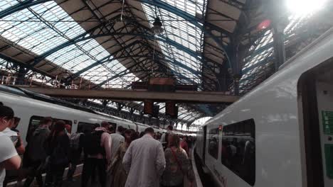 Toma-De-Personas-Saliendo-De-La-Estación-De-Tren-De-Brighton.