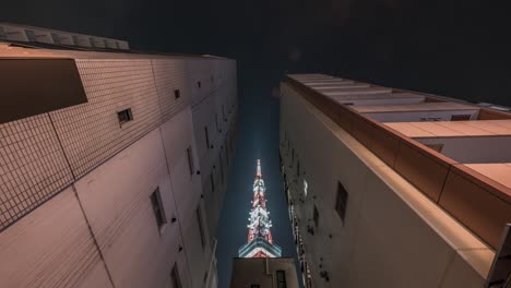 Nacht-Zeitraffer-Des-Tokyo-Towers-Zwischen-Zwei-Gebäuden