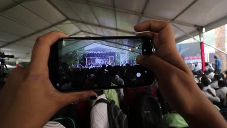 El-Cantante-Indio-Kailash-Kher-Actuando-En-El-Escenario