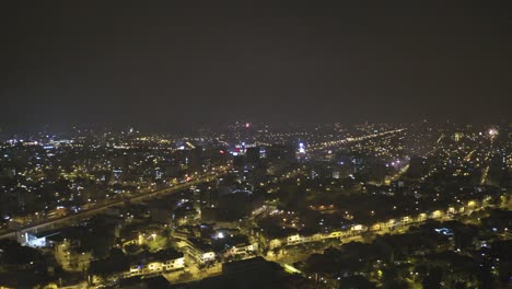 Toma-Panorámica-Aérea-De-Los-Fuegos-Artificiales-De-Año-Nuevo-En-La-Ciudad.