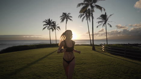 Modelo-De-Bikini-Corriendo-En-La-Playa-Al-Atardecer-En-Hawái