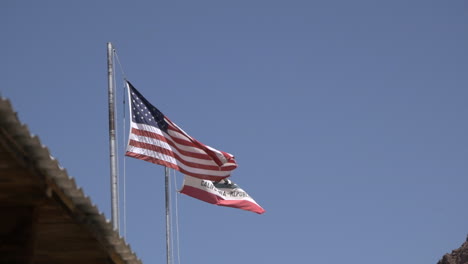 Revelación-Lenta-De-Izquierda-A-Derecha-De-Las-Banderas-De-Los-Estados-Unidos-Y-De-California,-Pueblo-Fantasma-De-Calico,-California