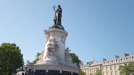 Vista-Panorámica-En-ángulo-Bajo-De-La-Estatua-De-Marianna-En-La-Plaza-De-La-República,-París