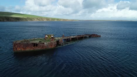 Imágenes-Aéreas-Del-Naufragio-De-Juniata,-Un-Viejo-Barco-Abandonado-En-La-Bahía-De-Inganess-En-El-Continente-De-Orkney