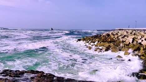 Siehe-Welle-In-Doolin-In-Der-Nähe-Der-Cliffs-Of-Moher