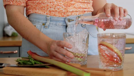 Frau,-Die-Zu-Hause-In-Der-Küche-Cocktails-Zubereitet.-Konzept-„Getränke-Und-Leute“:-Junge-Frau,-Die-Zu-Hause-In-Der-Küche-Einen-Erdbeer-Mojito-Cocktail-Zubereitet