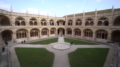 Innenhof-Im-Hieronymus-Kloster-In-Belem,-Lissabon,-Portugal