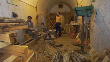 Una-Fábrica-Que-Produce-Palos-De-Madera-Para-Los-Practicantes-De-Zurkaneh-En-La-Antigua-Ciudad-De-Yazd,-En-El-Sur-De-Irán.