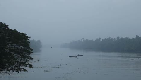 Amanecer-En-Los-Remansos-De-Kerala,-Pescadores-Llegando