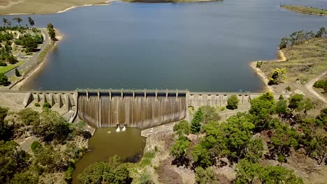 Vuelo-Con-Drones-Sobre-El-Muro-De-La-Presa-Del-Embalse-De-Lauriston-En-El-Centro-De-Victoria,-Australia