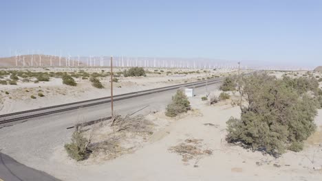 Hermosa-Vista-Aérea-De-Las-Vías-Del-Tren-En-El-Desierto