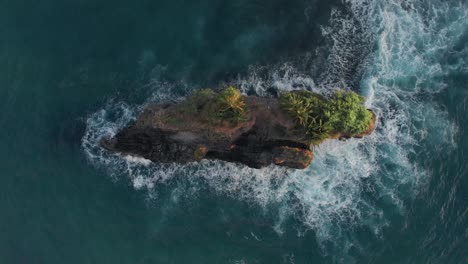 Small-Island,-Rock,-Crashing-Waves-Off-Costa-Rica-Coast,-Spiraling,-Aerial