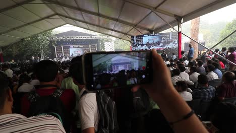 El-Cantante-Indio-Kailash-Kher-Actuando-En-El-Escenario