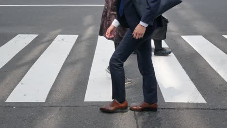 Landschaftsansicht-Der-Unteren-Ansicht-In-Die-Straßenkreuzung,-Während-Die-Menschen-Im-Sommer-Tagsüber-In-Shibuya,-Tokio,-Japan,-Die-Straße-überqueren