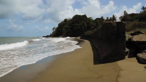 Wunderschöner-Strand-Mit-Brandungsmauer-Tobago,-Westindien